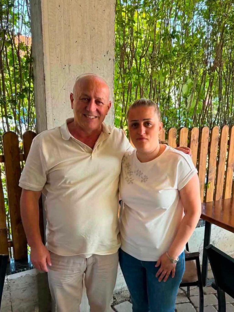 Emocionuese: Pas 27 vitesh, Shpresa Ahmeti takohet me mjekun që ia hoqi pjestë e granatës nga koka
