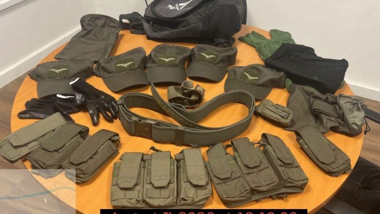 Policia në veri të Mitrovicës gjen veshje dhe pajisje ushtarake të fshehura në një pusetë
