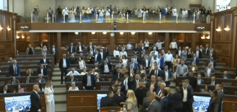 Ndërpritet seanca, Time Kadrijaj gjuan me vezë në drejtim të Kurtit