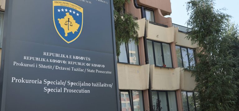 Aktakuzë ndaj 20 personave për krime lufte, dyshohet se morën pjesë në vrasjen e 107 civilëve