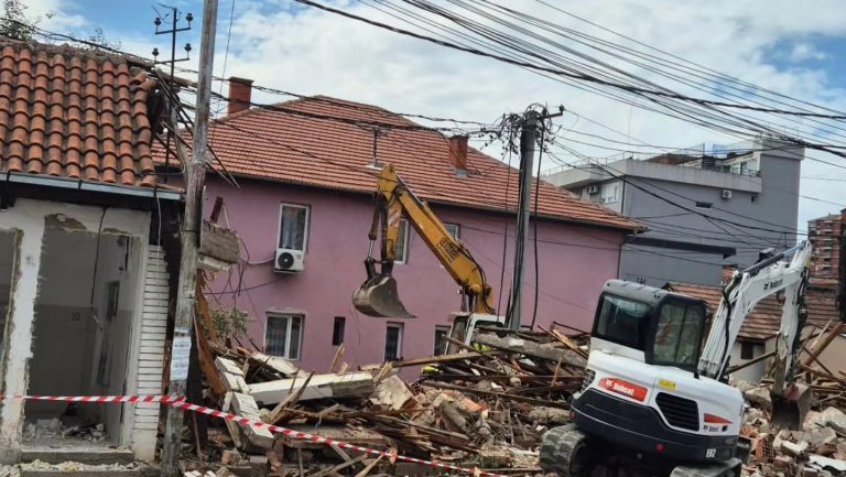 Në Lagjen e Boshnjakëve po rrënohen disa objekte, pretendohet se po fillon një kompleks i banesave
