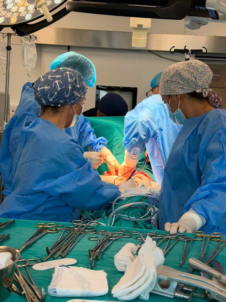 Operacion i rrallë në QKUK, mjekët i largojnë 23-vjeçarit tumorin 3.5 kilogramë