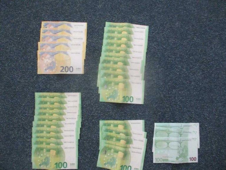 Veprim shembull: Familja nga Gjakova dorëzon në polici zarfin e humbur me 3 mijë e 800 euro
