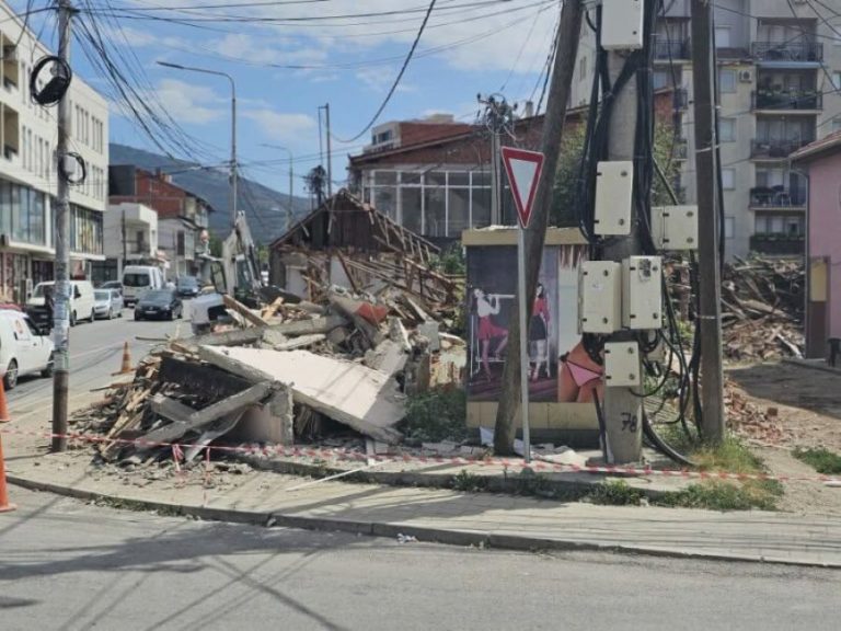 Zyrtarë të Komunës së Mitrovicës së Veriut përfundojnë në Polici, tensione rreth prishjes së disa objekteve
