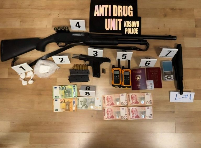 Bastisje në Mitrovicë: Mbi 110 gramë kokainë, armë dhe shufër metalike me mbishkrimin “POLIC”