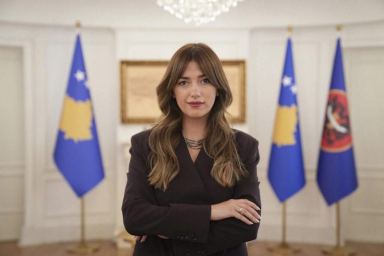 Albulena Haxhiu: Mbrojtja e ish-drejtuesve të UÇK-së nuk bëhet duke shpallur kundërshtarët “spiunë” e “tradhtarë”