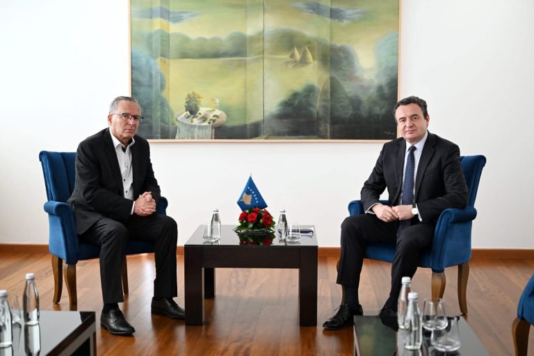 Një ditë pas vendimit të Hagës, Kurti takohet me Bedri Hamzën dhe dalin me një zotim