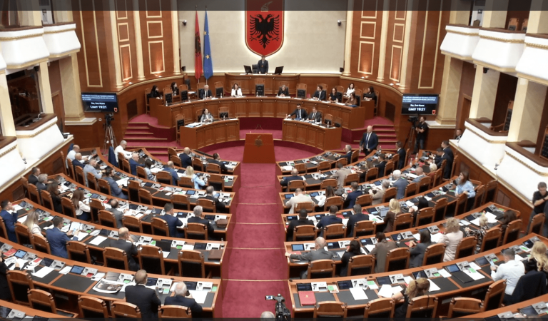 Kuvendi i Shqipërisë: UÇK-ja luftoi për lirinë e Kosovës, aktgjykimi ndaj ish-krerëve i padrejtë