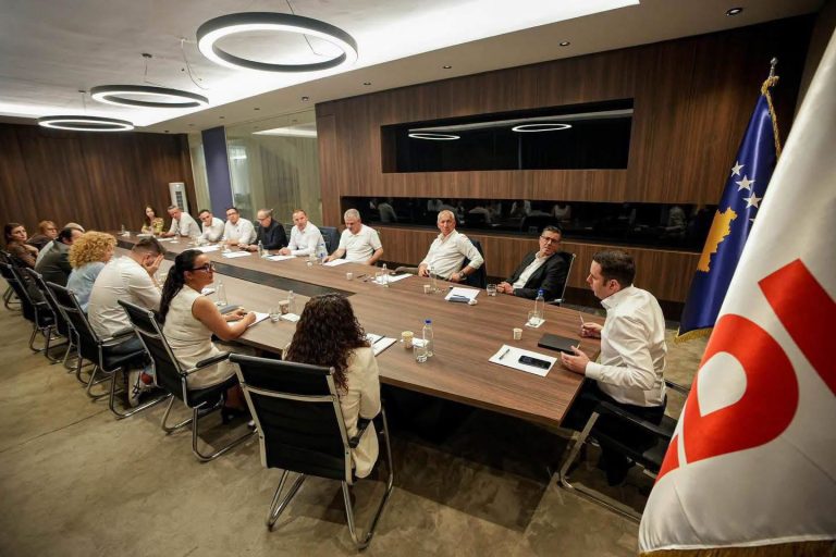 Abdixhiku thumbon 6’shen: Mendoja se e kanë për parime e për Kosovë; por beteja qenka për kryetar të LDK-së, populli s’ka për t’i falur