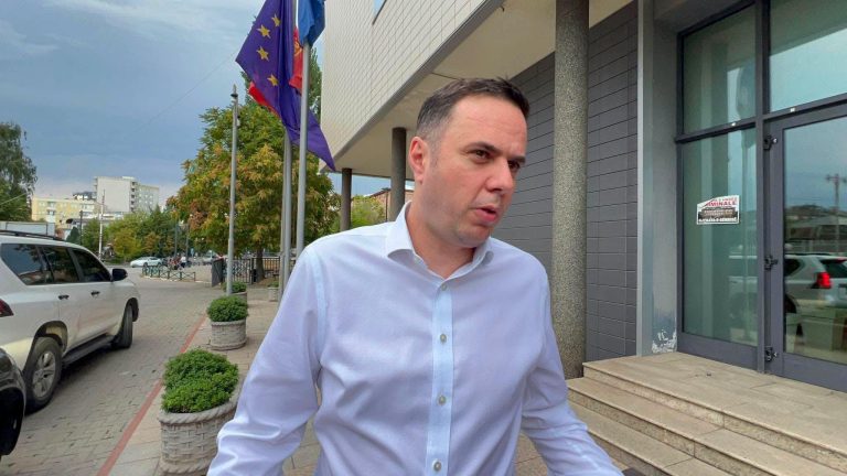 Abdixhiku deklarohet pas takimit me Kurtin